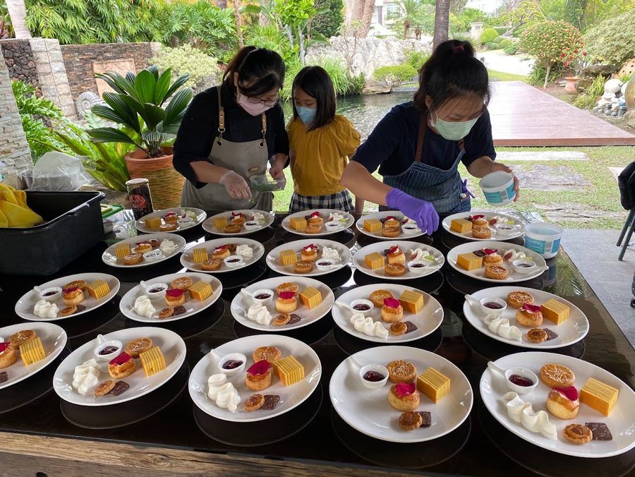 2021 年花之饗宴,志工在花園裡擺盤