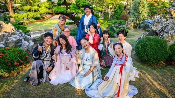 2024 年穿著漢服的遊客在盆景花園合照