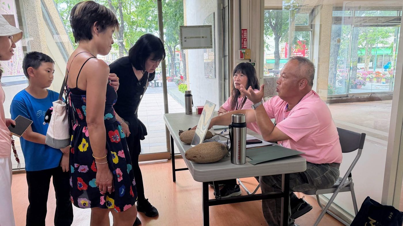 展示櫃與地方產業介紹，讓靜態空間成為知識交流場域。
